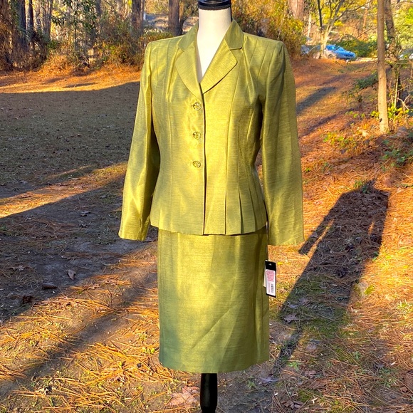 Suit-  Jacket and skirt - Picture 1 of 15